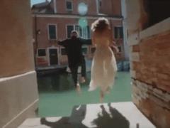 Пленочная камера, Венеция и запрещенные прыжки: MONATIK представил пронзительный клип