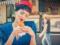 Даша Астафьева в ретро-образе эротично полакомилась киевской перепичкой