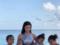 Ким Кардашян в серебристом купальнике позировала на пляже со всеми детьми