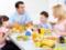 Ученые: семейные обеды уберегут от переедания и ожирения