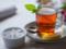 Медики рассказали, как может вредить привычка пить чай с сахаром