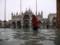 В Венеции снижается уровень воды после нового пика наводнения