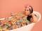 Эпатажная Нетта Барзилай в новом клипе  искупалась  в ванной с пончиками