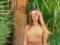 Леся Никитюк в мини бикини томно позировала на фоне пальм