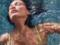 Изящная Белла Хадид в бикини грациозно позировала под водой