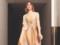 Звезда  Великолепного века  Мерьем Узерли в платье-комбинации соблазнительно позировала на стуле