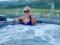 Ирина Федишин в купальнике эротично продемонстрировала длинные ноги
