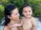 Ненакрашенная Ева Лонгория в купальнике игриво позировала с двухлетним сыном