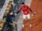  Неприятное дежавю : Джокович попал мячом в судью на Roland Garros, но избежал наказания