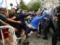 З явилося відео бійки фанатів і поліції під час прощання з Марадоною: є постраждалі