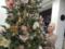 Улыбающаяся Алла Мазур у новогодней елки очаровала образом