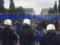 На протестной акции в Афинах полицейских забросали апельсинами