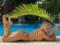  Очень сексуально : звезда MMA Ванзант распласталась у бассейна в крошечном купальнике