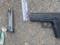 В Харькове у двух мужчин полиция изъяла пистолет и кастет