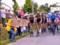 Фанатка с плакатом устроила массовую аварию на Тур де Франс: девушку уже ищет полиция