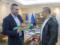 Мэр Киева подарил Усику пояс WBC с украинским флагом