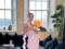 48-летняя Виктория Бекхэм в нежно-розовом платье собственного дизайна похвасталась стройной талией