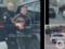 Полиция в Киеве выволокла Алиева из машины, надев наручники. Его подруга залезла на патрульное авто.